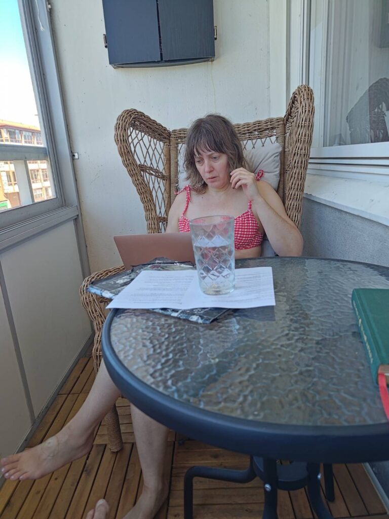Lite skriv på balkongen hemma i nya bikinin.